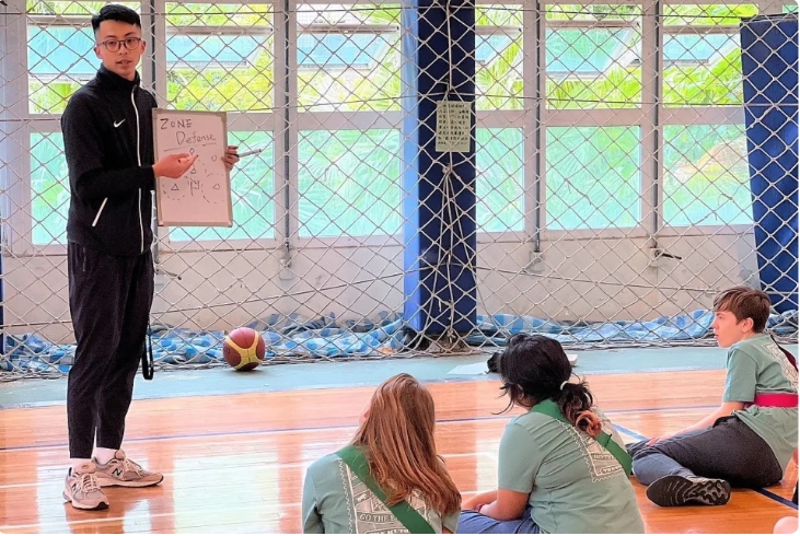 英國學生參與濱江校內體育課程 分組進行籃球防守與進攻活動